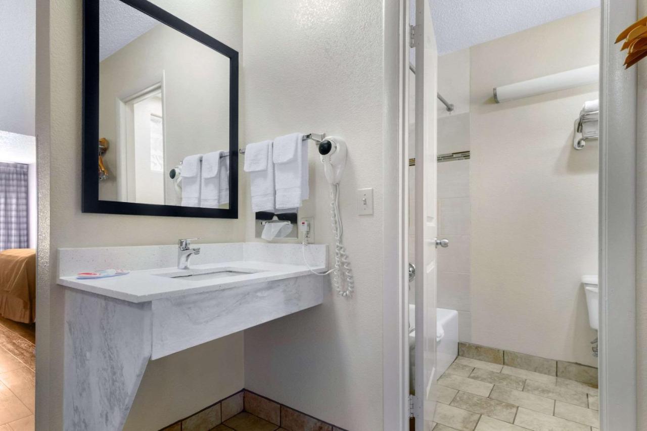 Econo Lodge Inn & Suites Gatlinburg At The Convention Center Exteriör bild