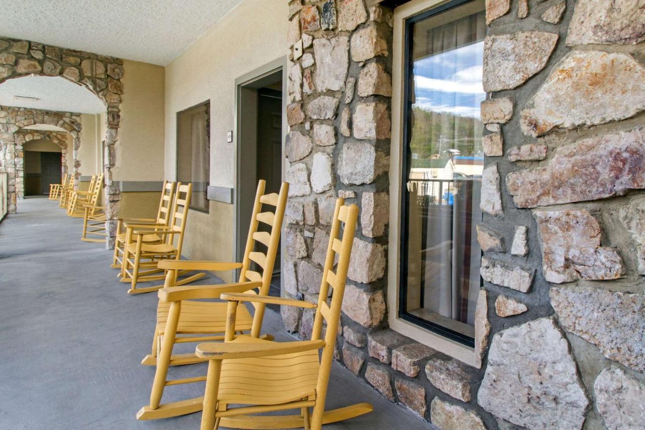 Econo Lodge Inn & Suites Gatlinburg At The Convention Center Exteriör bild