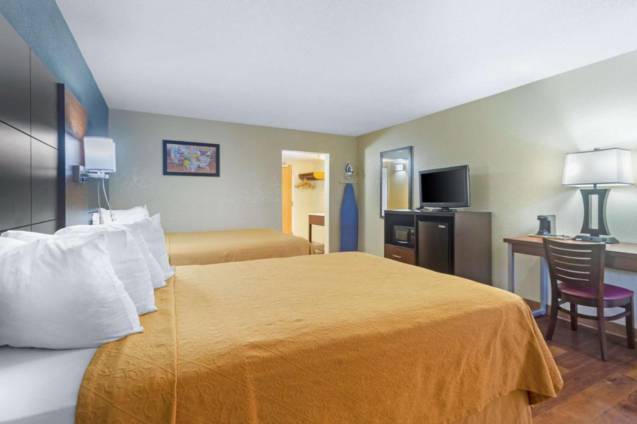 Econo Lodge Inn & Suites Gatlinburg At The Convention Center Exteriör bild