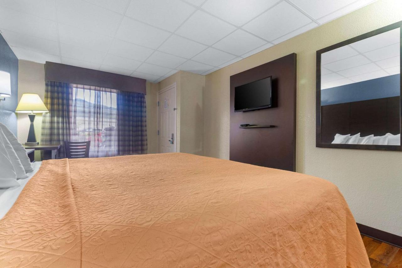 Econo Lodge Inn & Suites Gatlinburg At The Convention Center Exteriör bild