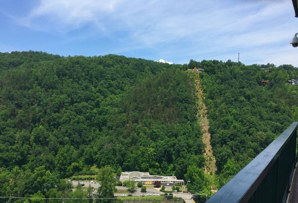 Econo Lodge Inn & Suites Gatlinburg At The Convention Center Exteriör bild