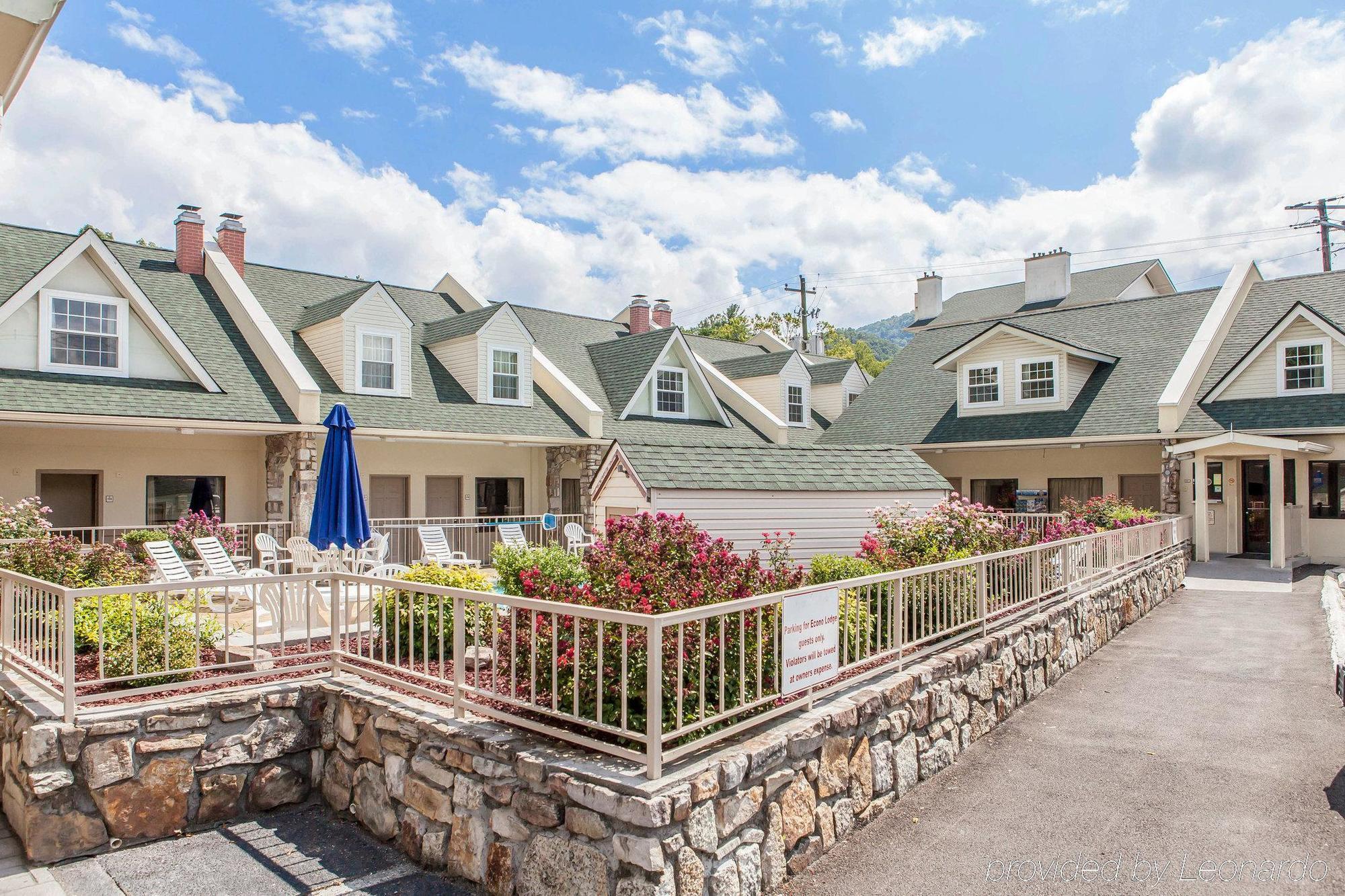 Econo Lodge Inn & Suites Gatlinburg At The Convention Center Exteriör bild