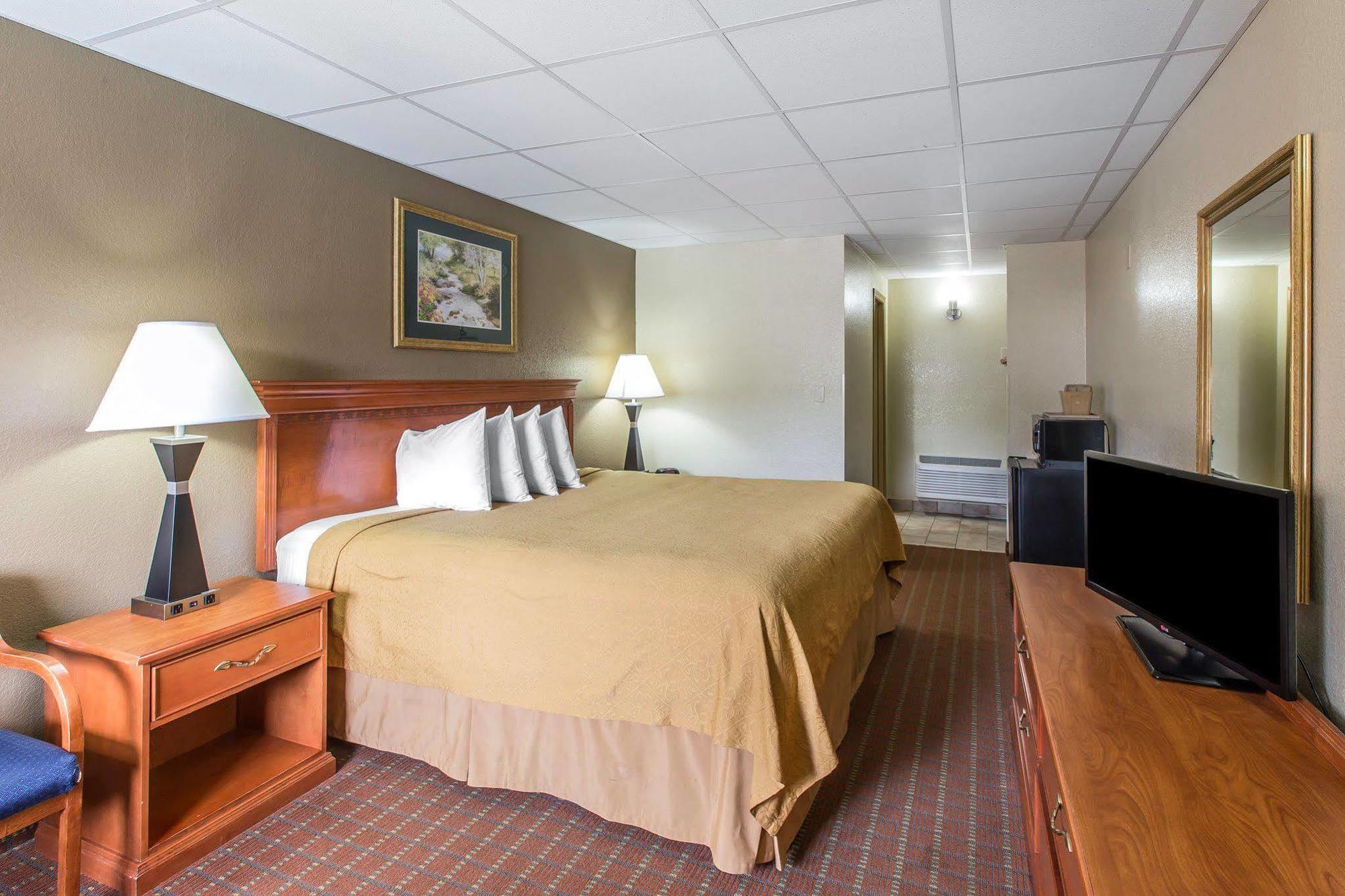 Econo Lodge Inn & Suites Gatlinburg At The Convention Center Exteriör bild