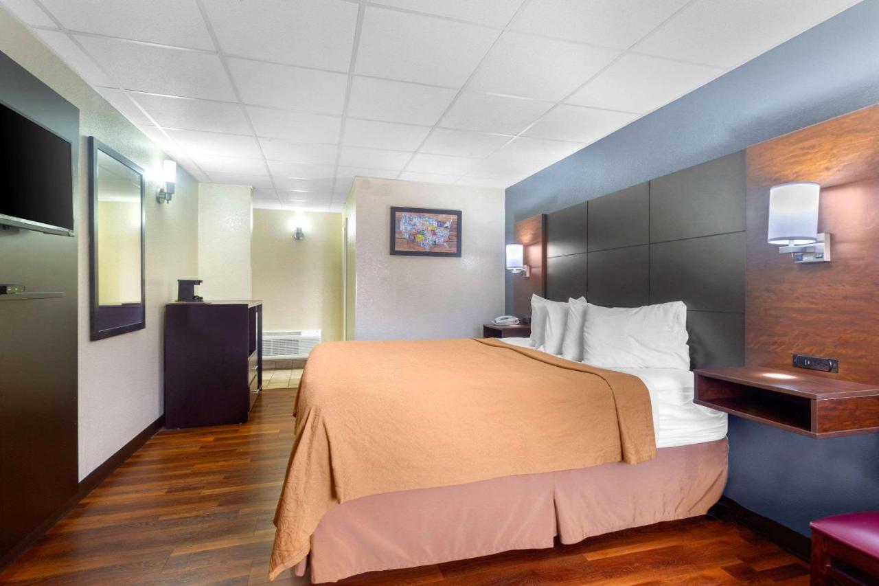 Econo Lodge Inn & Suites Gatlinburg At The Convention Center Exteriör bild